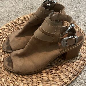 American Eagle Outfitters Tan Block Heel Sandals With Buckles Size 9